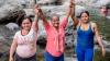 Tres mujeres celebrando frente a un río - Acciones comunitarias con enfoque de género