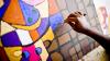 Una persona pinta una obra de Pop Art colorida