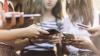 Un grupo de chicas manda mensajes en sus celulares
