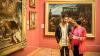 Dos jóvenes ven cuadros en un museo