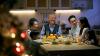 Una familia se reúne para cenar, una de las tradiciones navideñas más comunes