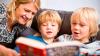 Una madre con sus hijos leen un libro y aprender sobre las bank holidays