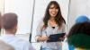 Una mujer da una presentación usando Business English