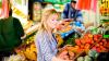 Una chica compra frutas y verduras