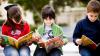 Grupo de niños leyendo libros en inglés
