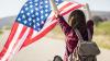 una mujer con la bandera de Estados Unidos