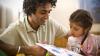Un padre motiva a su hija a aprender inglés